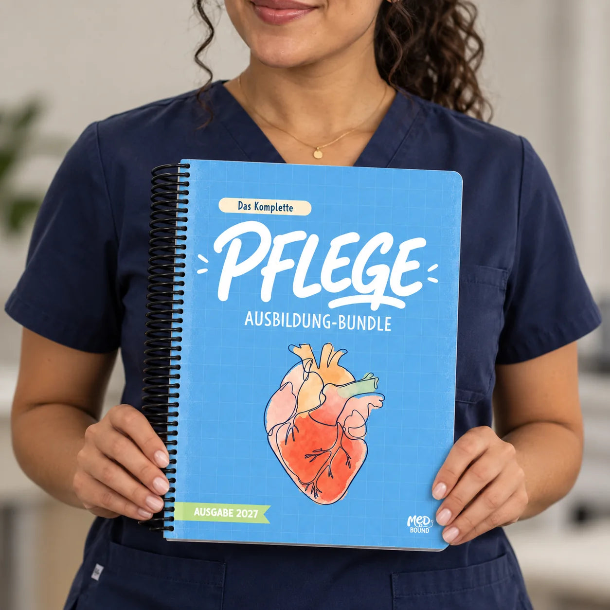 Das Pflegeausbildung Bundle in der Hand, Cover der Ausgabe 2027